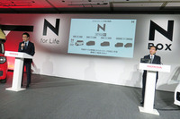 「Nスタイル＋」のコンセプトについて解説する、「N-BOX」商品企画担当の矢野達也氏（左）と開発責任者の宮本 渉氏（右）。