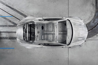 ボディー構造には軽量・強靭（きょうじん）な専用設計の総アルミ製モノコックを採用。車両重量の軽減に加え、重量配分の最適化や、ロールセンターを下げることにも配慮がなされている。