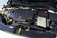 「GLA200d」に搭載される2リッター直4ディーゼルターボエンジン。「GLA180」のガソリンエンジンとは異なり、ハイブリッド機構は組み合わされない。