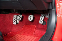 ゴムの滑り止め付きのアルミペダルは「RZ」専用装備。ペダルレイアウトが適切でクラッチも扱いやすい。