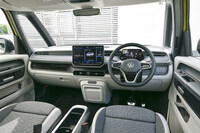 「ID. Buzz」のインストゥルメントパネルまわりの写真。運転席からの視界にみる、左Aピラーの位置、右側の三角窓まわりが占める死角の大きさに注目。