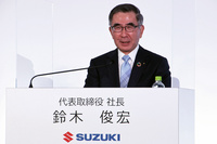 スズキの鈴木俊宏社長。2021年12月の、現行型「スズキ・アルト」のオンライン発表会より。