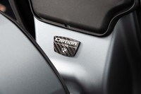 「クーペ／カブリオレ」と同じくセンタートンネルにCFRPを配した「カーボンコア」ボディーを採用。Bピラーにはそれを示すエンブレムが貼られる。