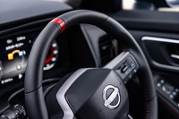 高い耐久性とナッパレザー並みの触感を持つ新合皮素材「テーラーフィット」が用いられたNISMO専用のステアリングホイールを標準で装備。レッドのセンターマークとステッチで、スポーティーに仕上げられている。