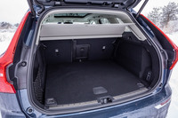 後席使用時の荷室容量は505リッター。後席背もたれを倒せば、最大1432リッターに拡大できる。バッテリーをセンタートンネル部分に配置しているため、荷室スペースがほとんど犠牲になっていないのも「「XC60リチャージプラグインハイブリッドT8」の特徴。