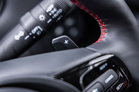 「ヴェゼルe：HEV RS」にはアクセルオフ時の減速感を4段階に調節できるシフトパドルが標準で装備される。渡辺さんは「（ホンダでは）e：HEVでのパドルを減速セレクターと呼んでいて、どのドライブモードでも好みの減速度を選ぶことは可能です」と、その使い方を説明。「パワートレインに変更はありませんが、ヴェゼルRSではパワートレインのもてる力をより引き出せるようになっていると思います」と続けた。