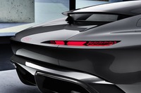 リアまわりは、天地の薄いウィンドウやシャープなデザインのコンビランプが目を引く。