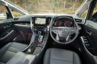 ボリューム感のあるダッシュボードと太いセンターコンソールが目を引くインストゥルメントパネルまわり。今回のマイナーチェンジでは、木目の色などが変更されている。