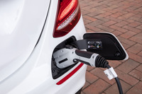 外部充電用のソケットは、リアランプ下のバンパー部分に配置される。一般家庭に設置できる200Vの専用充電器で１.５時間、100Vの家庭用コンセントなら５時間でフル充電が可能。