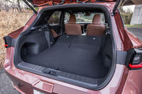 4WD車の荷室容量は253リッターで、床下に2リッターの収納スペースも用意されている。後席の背もたれには60：40の分割可倒機構が備わり、写真のように背もたれを前方に倒して荷室を拡大することができる。