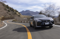 駆動用モーターは前後とも2XMユニットを搭載し、どちらも最高出力227PS、最大トルク268N・mを発生。システム出力は408PSとされている。