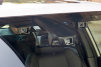 運転支援システム「アイサイト」のステレオカメラ。写真の左右に見えるものがそれで、中央はハイビームアシスト用の単眼カメラである。