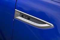 フロントフェンダー部サイドベントのフィニッシュは、モデルによりさまざま。「R-DYNAMIC SE」のもの（写真）はサテンクローム仕立てとなる。