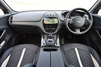 インテリアの基本デザインは先に登場した「DBX」に準じたものだが、センターコンソール下部は「DBX707」専用にアレンジされている。各パートのパネルはピアノブラックが標準仕様で、カーボンファイバー（写真）またはブロンズメタルメッシュ仕上げもオプションで選択できる。