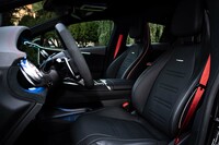サイドサポートが大きく張り出したAMGシート。前席の周辺は赤いシートベルトやステッチなどでスポーティーなムードが演出されている。
