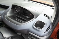 前席まわりの収納スペースが多いのも「リフター」の特徴だ。写真はメーターパネル手前の空間とカップホルダー。