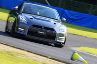 サスペンションは基本的に「NISMO Nアタックパッケージ」のものと共通。オーリンズ製の4WAYダンパーにNISMO独自のチューニングを施したものだ。