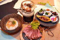 サービスエリアのレストランには、地元のホテルなどで腕を磨いた料理人がいることも少なくない。写真は今回の大会で審査員特別賞を受賞した、多賀SA（上り）の「まごわやさしい 牛味噌茶漬け御膳」。