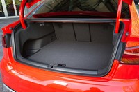 ラゲッジルームの容量は315リッター。トランクスルー機構を備えている。