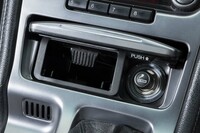 オーディオシステムの下にはシガーライターと灰皿が備わっている。