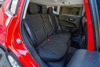 リアシートは「スポーツ」と「ロンジチュード」が6：4の2分割可倒式、「リミテッド」が4：2：4の3分割可倒式となっている。