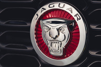 戦前から続くブランドの伝統に加え、英国の気質ともいえる先進性とスポーツへの情熱。これこそがジャガーの魅力の源なのかもしれない。