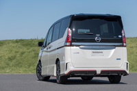 写真のボディーカラーはブリリアントホワイトパール／ダイアモンドブラック（2トーン）。レッドアクセントを施した専用のリアバンパーが映える。