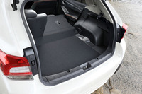 荷室の容量は385リッター。後席の背もたれには6：4の分割可倒機構が備わる。