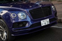 フロントまわりは、ブラックのグリルやダーク調のヘッドランプで精悍（せいかん）なイメージが演出されている。