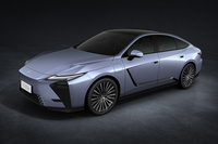 シャシーは先代モデルから引き続きFF系の「GA-K」プラットフォームを使う。ただし、専用開発によってハイブリッド車と電気自動車の両方に対応したほか、レクサス車としての走りの味わいの統一感を持たせるべくフロントとリア、フロアの剛性を強化している。