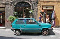 初代「フィアット・パンダ750ヤング」。生産終了から約30年が経過した今日でも、イタリアの街なかで頻繁に目にする。写真は2015年にシエナで。