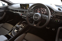 「アウディS5」のインストゥルメントパネルまわり。カーボン素材のデコラティブパネルなど、各所に同車専用の装飾が施されている。