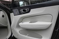 インテリアでは本物の素材にこだわっている。樹脂を使うにしても、メタルコートを施して、ひんやりした触感を演出しているという。