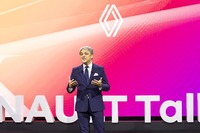 「ルノー・トーク♯1」においてあいさつを述べる、グループ・ルノーのルカ・デメオCEO。