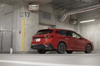 「STI Sport」および「STI Sport EX」には写真の「ピュアレッド」を含む全4色のボディーカラーが用意される。そのほかのグレードは7色展開となる。