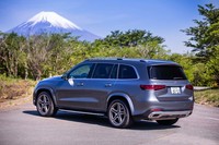 オフロード走行に備えて強化フロアアンダーパネルを装備する。