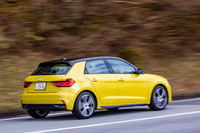 「ファーストエディション」では「コントラストパッケージ」が標準採用され、ルーフやフロントリップ、サイドブレード、エクステリアミラーがミトスブラックメタリックのカラーになっている。