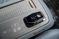 シフトセレクターの後方にはドライブモードセレクターと駐車支援機能、ワンペダルドライブの「e-Pedal」のスイッチをレイアウト。エアコンパネルと似ているが、こちらは少し押し込めるようになっている。