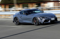 シャシー関係では、「AVS（Adaptive Variable Suspension）」の制御とショックアブソーバーの減衰特性を見直し、ロールバランスと乗り心地を改善。スタビライザーブッシュの変更により、操舵初期の応答性向上も図られた。