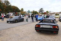 これは会場内での撮影であるが、「スタローン」（写真左）の豪快なエキゾーストノートは、場外で見物する少年たちをも魅了していた。左方では、クリスさんも思わずスマートフォンのレンズを向けている。