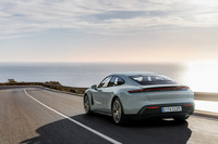 立体的なガラスルックを用いたイルミネーテッド仕様のリアライトストリップが目を引く最新型「タイカン」のリアビュー。