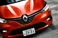 「ロザンジュ」と呼ばれるエンブレムが配置されたフロントフェイス。優れたデザイン性とテクノロジーの融合が表現されている。