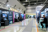 スタートアップの出店エリアは、すなわち商談の場だ。来場者が報道関係者に限られるプレスデーの人通りはまばらだった。