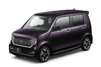 「N-WGNカスタム」。ボディーカラーは「プレミアムベルベットパープル・パール」。（写真＝本田技研工業）