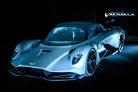日本で2019年7月に発表された、アストンマーティンの新型ハイパーカー「ヴァルハラ」。500台限定で、2021年のデリバリー開始が予定されている。