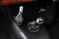 5段MTのシフトセレクターとハンドブレーキのレバー。ハンドブレーキはいわゆるフライオフ式で、レバーを引いたらゲートに引っ掛けるようにノブを下げて固定。解除するときは、少し手前にレバーを引き、ノブが上がるのを確認してから戻さなければならない。