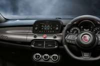 「500Xスポーツ」のインテリア。ダークグレー仕上げのインストゥルメントパネルが特徴だ。