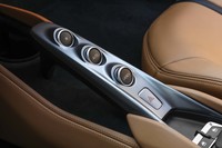 ドライブモードのセレクターは、従来のモデルと同様のボタン式。コンベンショナルマニュアルトランスミッションは用意されない。