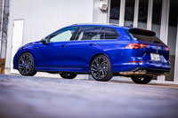 「ゴルフRヴァリアント」のボディーカラーは、3万3000円の有償色「ラピスブルーメタリック」（写真）に「ピュアホワイト」と「ディープブラックパールエフェクト」を加えた全3色のラインナップ。