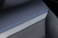 シートの背もたれには後発の「C5 X」と同じダブルシェブロンをかたどったステッチが追加された。